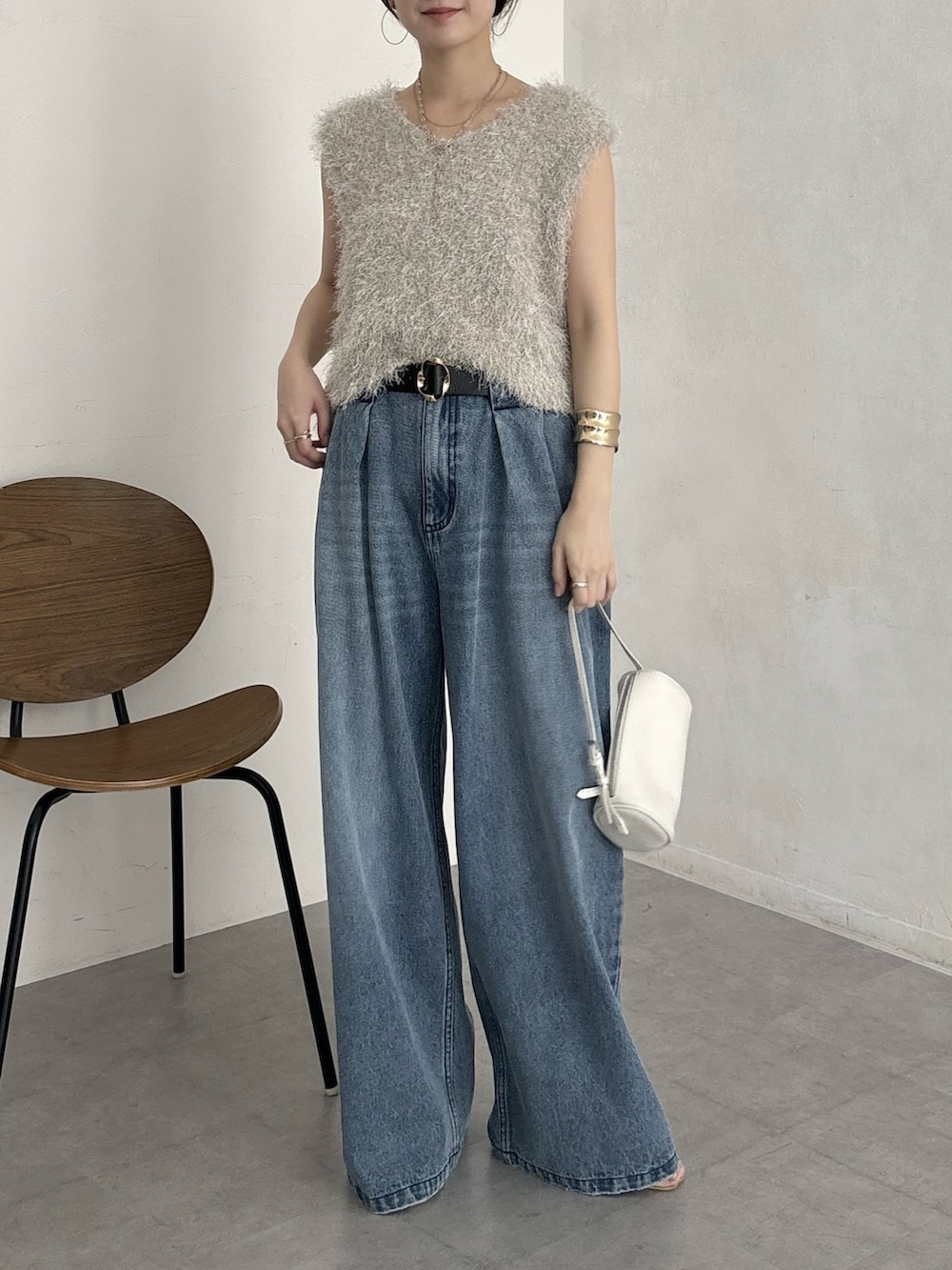 ブルー系のデニムパンツ、ベージュ系のニット/セーターを着用したレディースの夏コーディネートの4枚目の写真