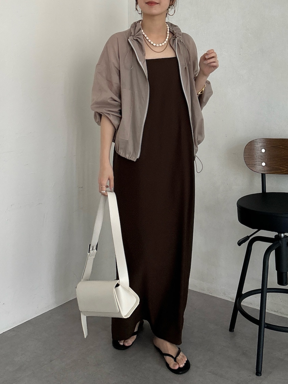 ブラウン系のワンピース、ベージュ系のその他アウター、ホワイト系のショルダーバッグを着用したレディースの夏コーディネートの6枚目の写真