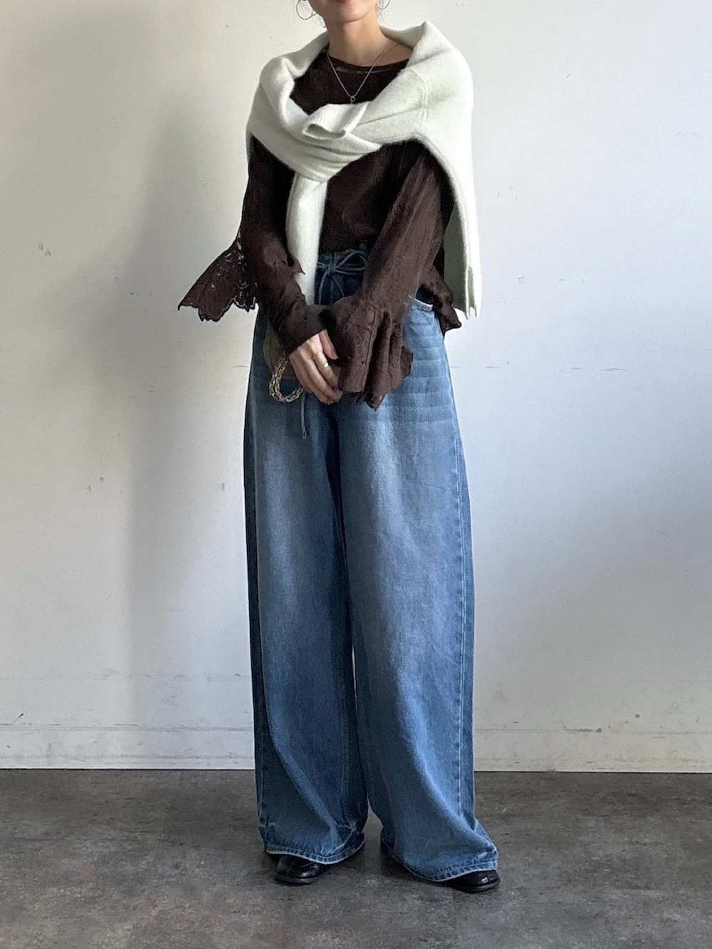 ブルー系のデニムパンツ、ブラウン系のシャツ/ブラウス、ブラウン系のTシャツ/カットソーを着用したレディースの冬コーディネートの6枚目の写真