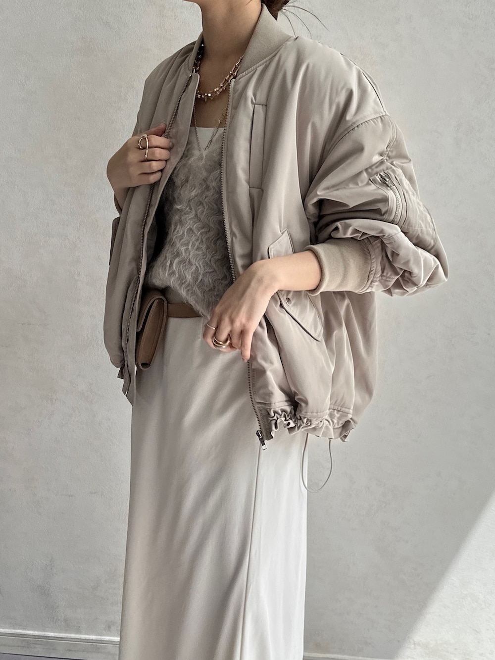 ホワイト系のスカート、ピンク系のバレエシューズ、ベージュ系のショルダーバッグを着用したレディースの秋コーディネートの6枚目の写真