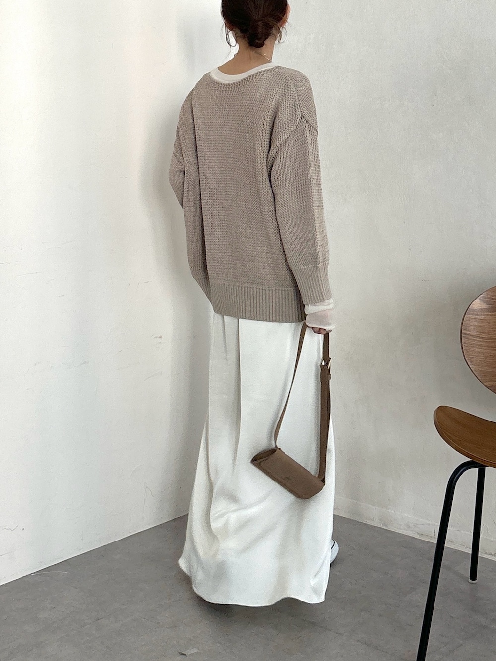 ホワイト系のスカート、ベージュ系のショルダーバッグ、ホワイト系のTシャツ/カットソーを着用したレディースの冬コーディネートの4枚目の写真