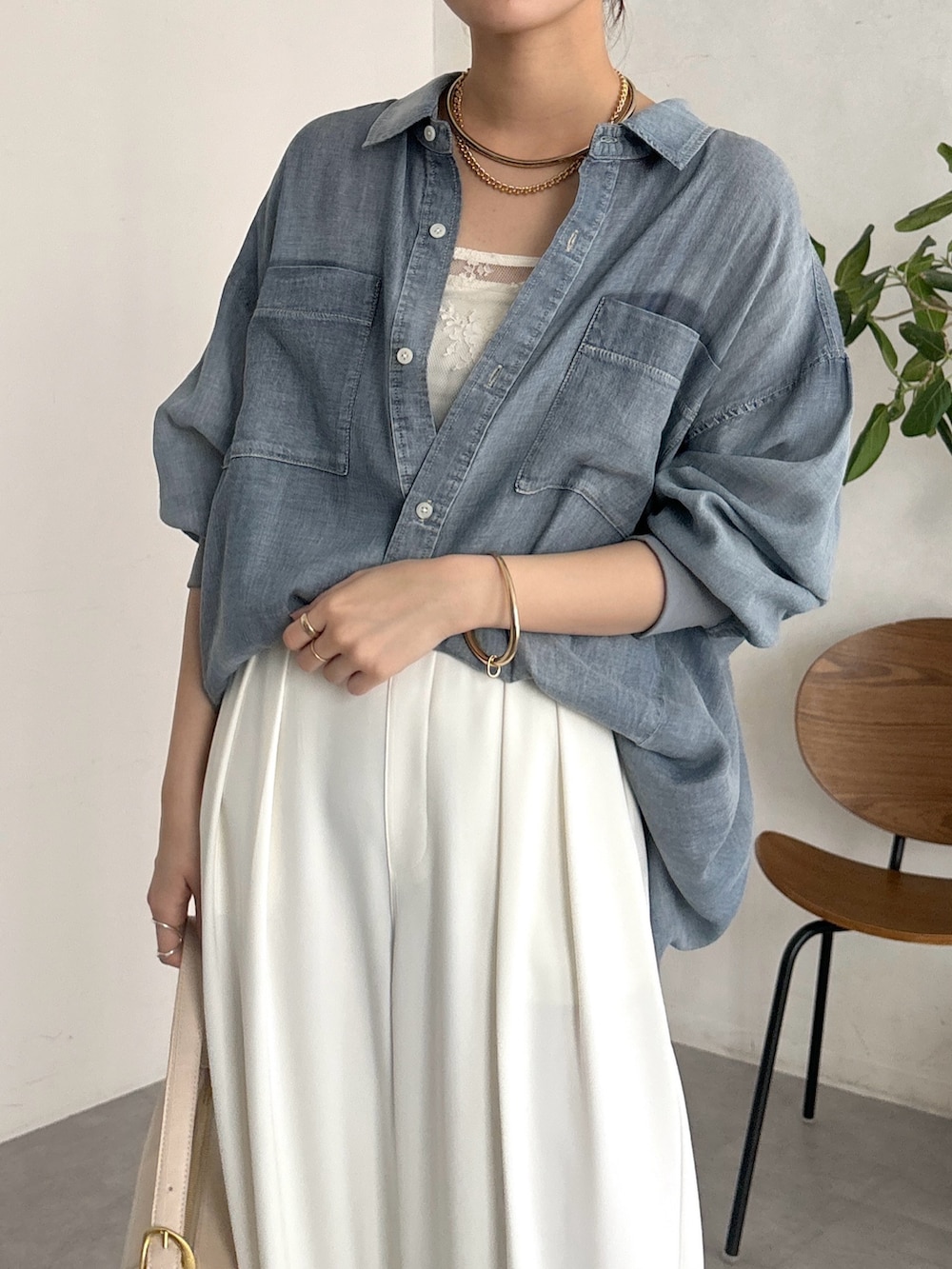 ブルー系のシャツ/ブラウス、ホワイト系のスラックス、ホワイト系のシャツ/ブラウスを着用したレディースの春コーディネートの7枚目の写真