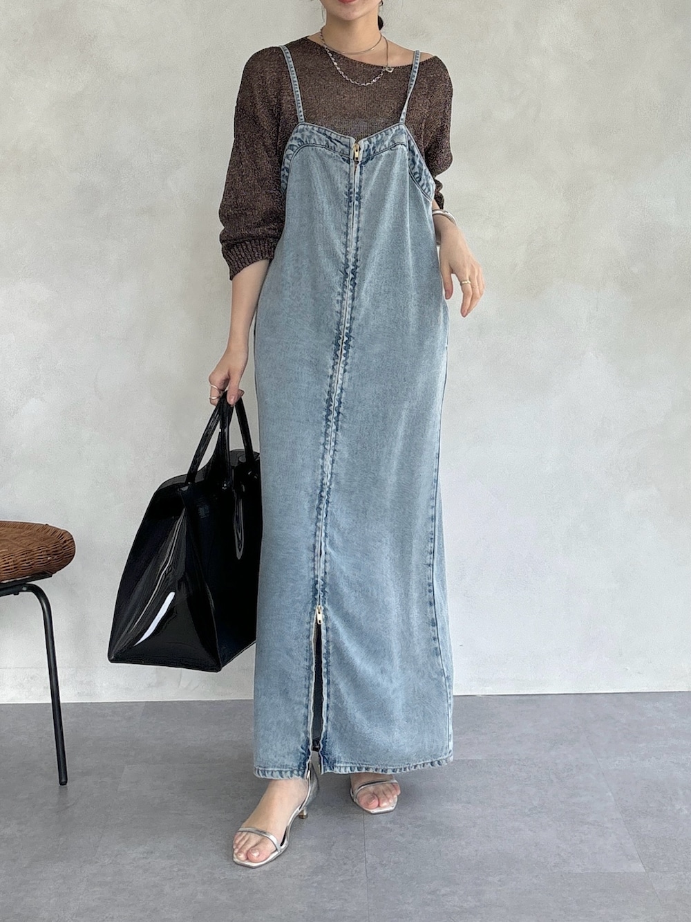 ブルー系のワンピース、ブラック系のショルダーバッグ、ブラウン系のニット/セーターを着用したレディースの春コーディネートの2枚目の写真