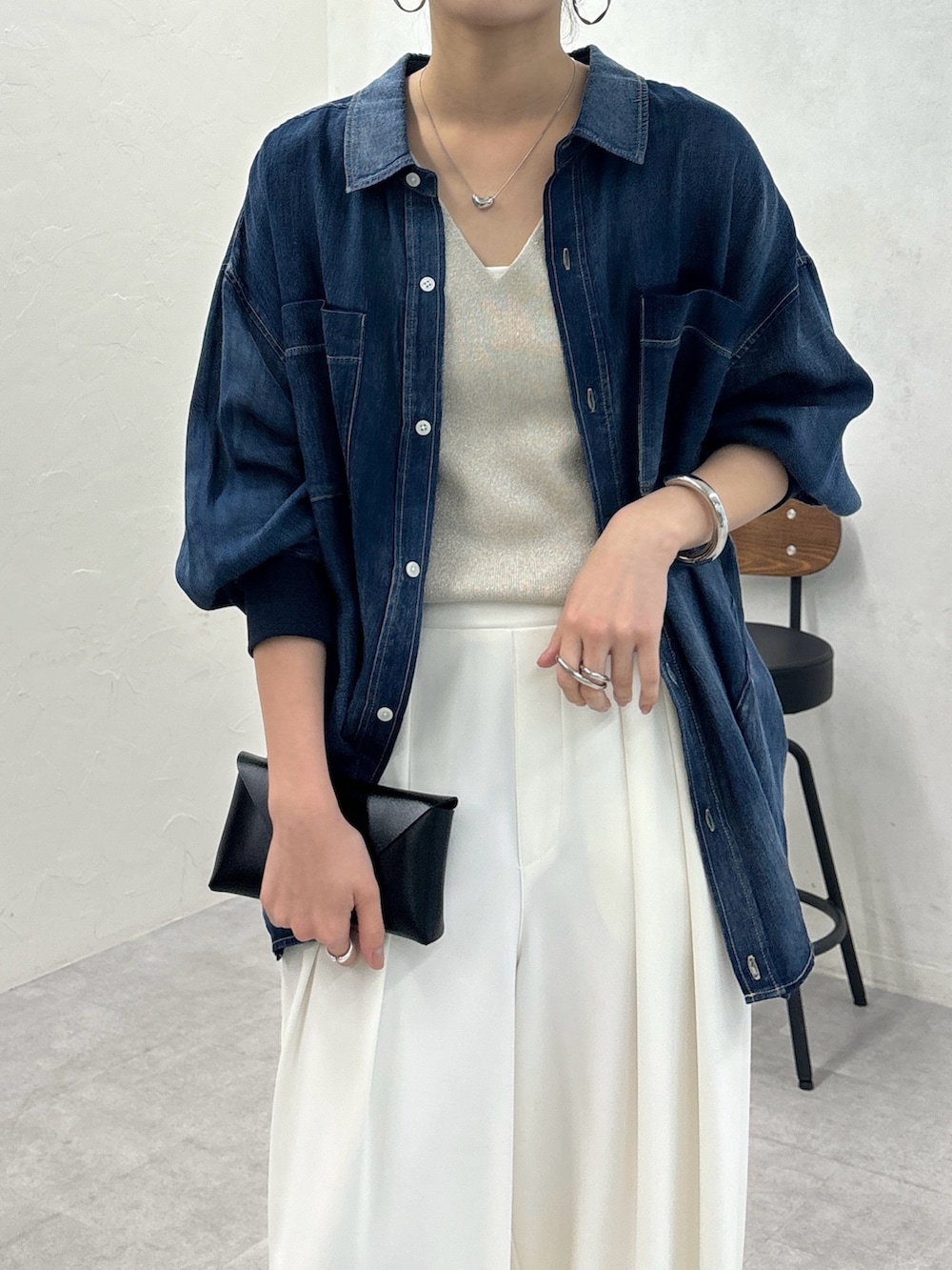 「大人カジュアル、オトナ女子、キレイめ、ゆるコーデ、春、デニムコーデ、シャツスタイル、シャツ、デニム、デニムシャツ、ワイドパンツ、シンプル、シンプルコーデ、きれいめカジュアル、DouDou」｜「DouDouのタックワイドパンツ（スラックス、ホワイト系）」を使った、doudoureiさん（レディース・164cm）の春コーディネートの6枚目の写真