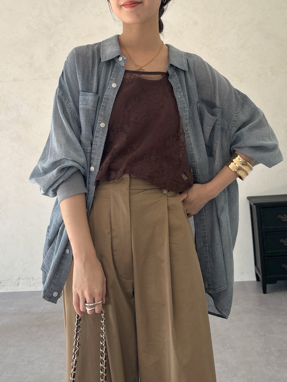 ブラウン系のタンクトップ、ブラウン系のショルダーバッグ、ベージュ系のその他パンツを着用したレディースの夏コーディネートの5枚目の写真