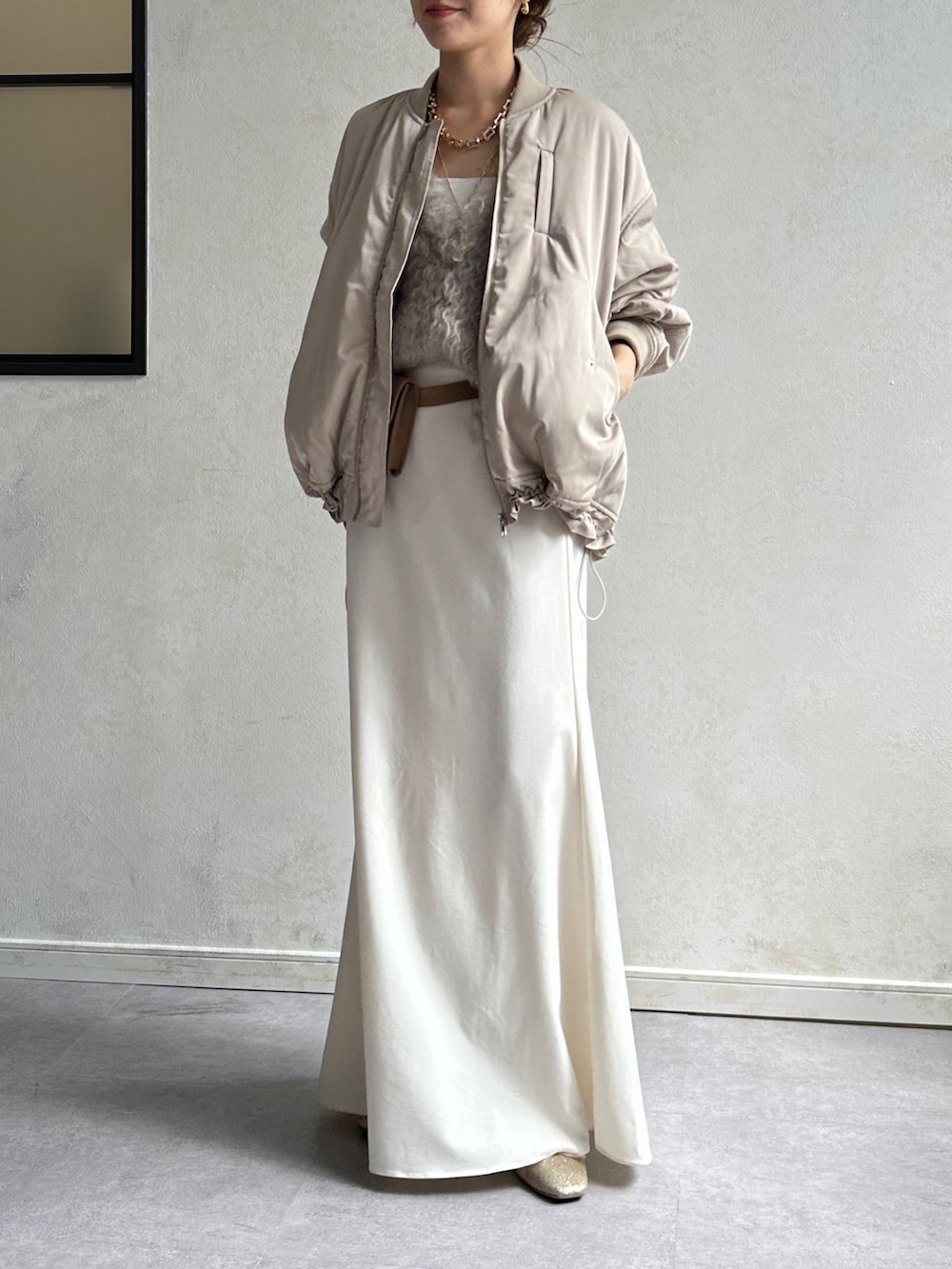 ホワイト系のスカート、ピンク系のバレエシューズ、ベージュ系のショルダーバッグを着用したレディースの秋コーディネートの3枚目の写真