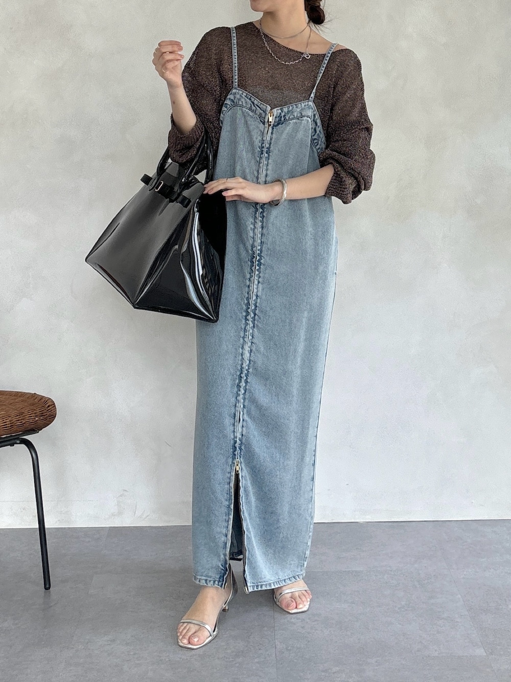 ブルー系のワンピース、ブラック系のショルダーバッグ、ブラウン系のニット/セーターを着用したレディースの春コーディネートの5枚目の写真