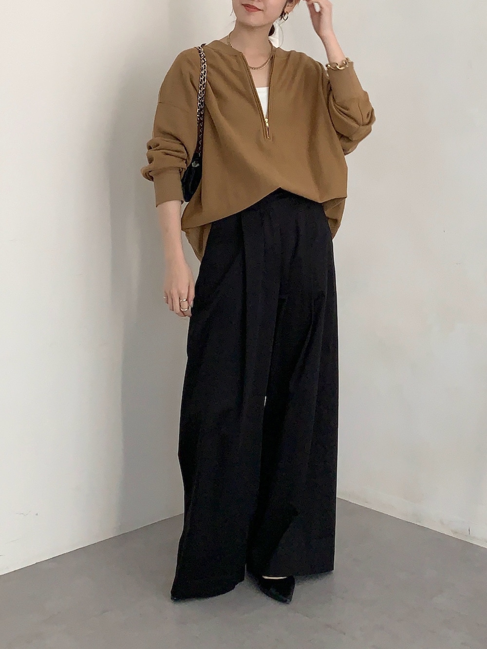 ブラック系のその他パンツ、ブラック系のショルダーバッグ、イエロー系のスウェットを着用したレディースの夏コーディネートの3枚目の写真