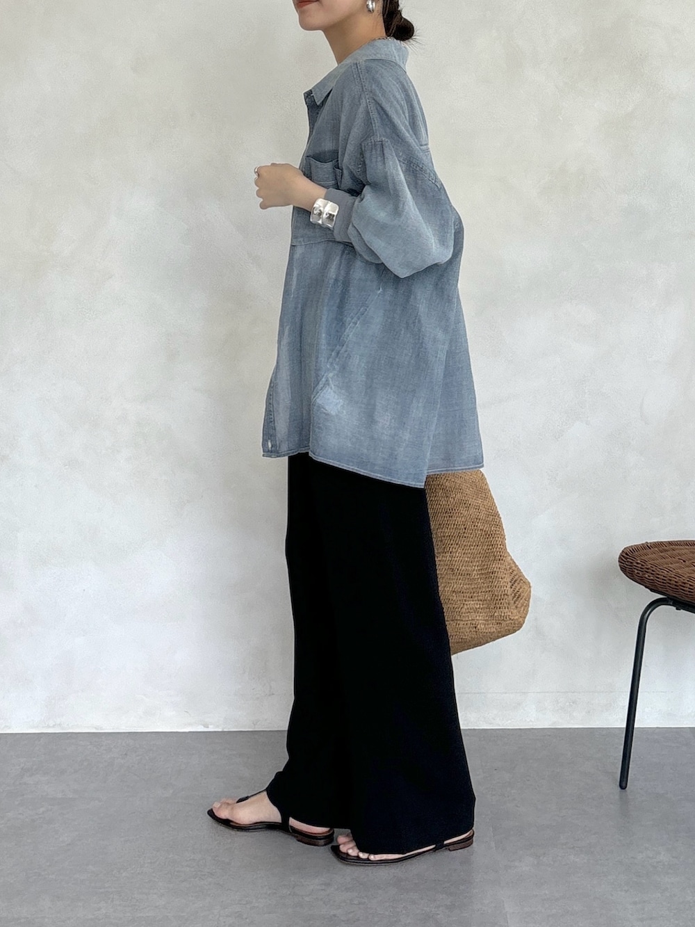 ブルー系のシャツ/ブラウス、ブラック系のその他パンツ、シルバー系のブレスレットを着用したレディースの春コーディネートの5枚目の写真