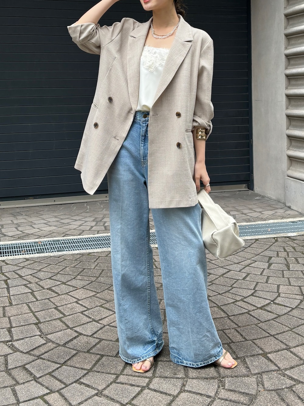 ブルー系のデニムパンツ、ホワイト系のシャツ/ブラウス、ベージュ系のテーラードジャケットを着用したレディースの冬コーディネートの4枚目の写真