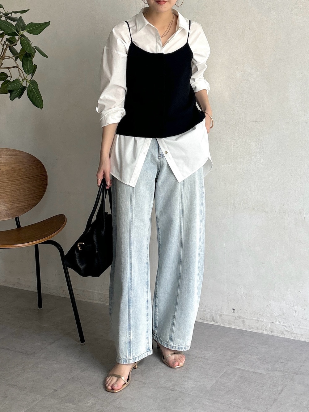 「春コーデ、パンツコーデ、春服、カジュアルコーデ、オトナ女子、大人女子、春、デニム、デニムパンツ、デニムコーデ、シャツ、シャツスタイル、ビスチェ、大人カジュアル、シンプルコーデ」｜「DouDouのオーバルバングル（ブレスレット、ゴールド系）」を使った、doudoureiさん（レディース・164cm）の春コーディネートの6枚目の写真