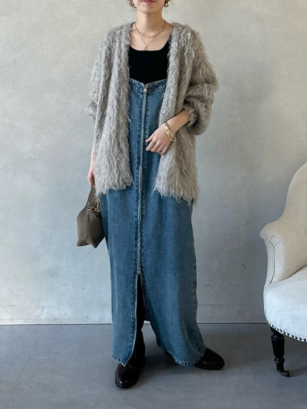 ブラウン系のブーツ、ブルー系のワンピース、ブラウン系のショルダーバッグを着用したレディースの冬コーディネートの3枚目の写真