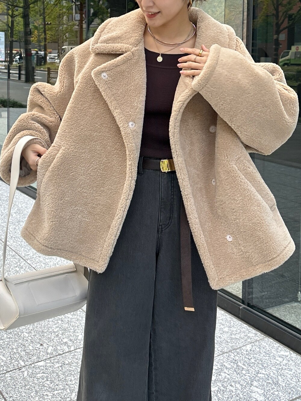 ベージュ系のその他アウター、ブラウン系のニット/セーター、ホワイト系のショルダーバッグを着用したレディースの秋コーディネートの5枚目の写真
