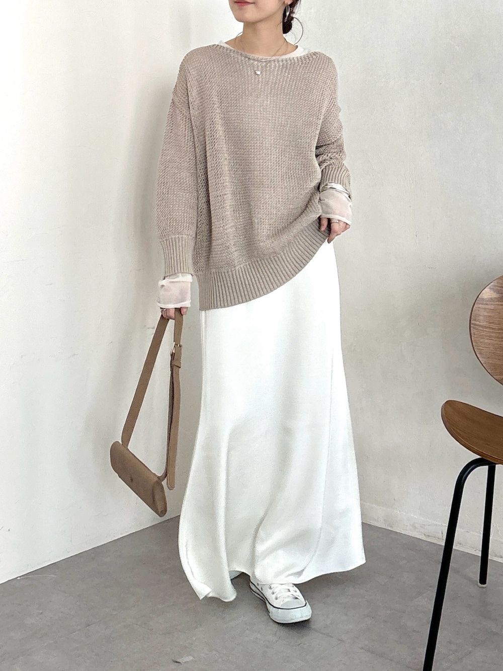 ホワイト系のスカート、ベージュ系のショルダーバッグ、ホワイト系のTシャツ/カットソーを着用したレディースの冬コーディネートの3枚目の写真