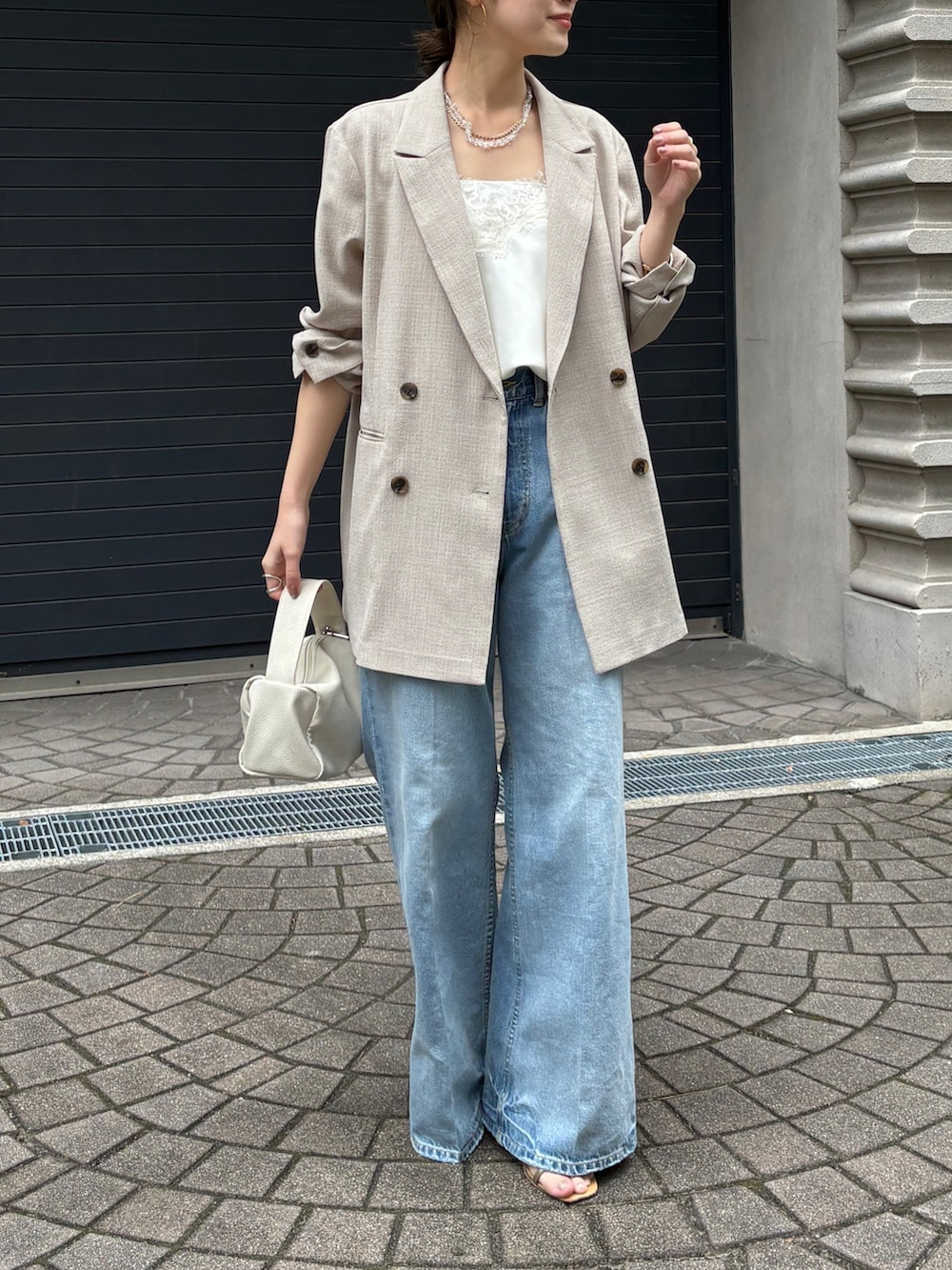 ブルー系のデニムパンツ、ホワイト系のシャツ/ブラウス、ベージュ系のテーラードジャケットを着用したレディースの冬コーディネートの3枚目の写真