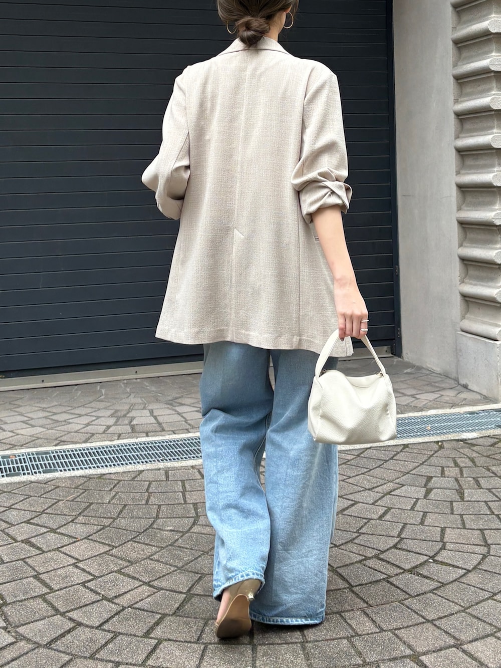 ブルー系のデニムパンツ、ホワイト系のシャツ/ブラウス、ベージュ系のテーラードジャケットを着用したレディースの冬コーディネートの6枚目の写真