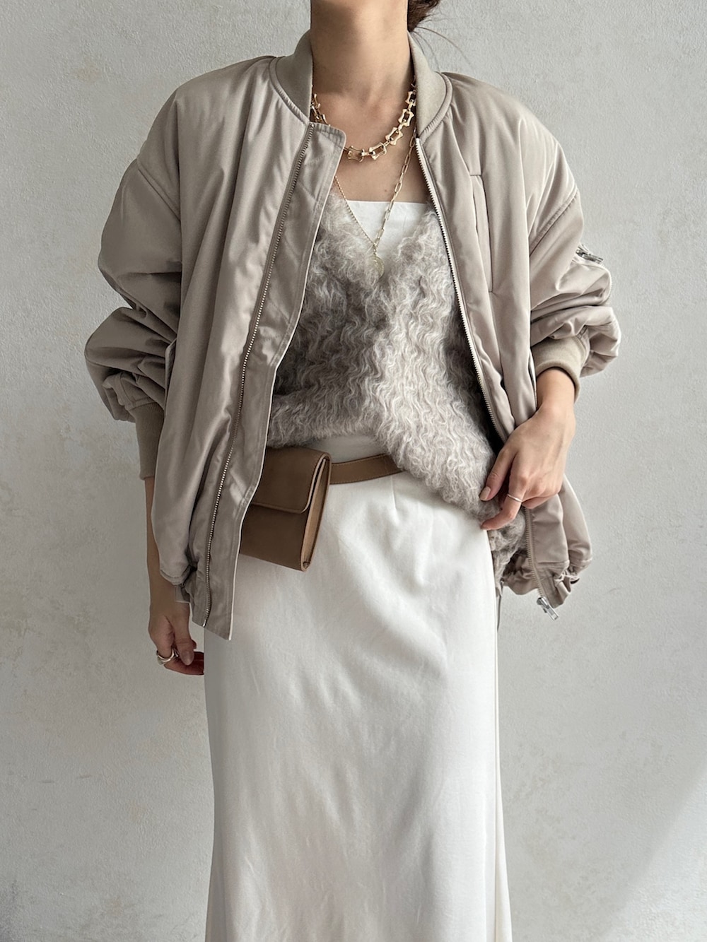 ホワイト系のスカート、ピンク系のバレエシューズ、ベージュ系のショルダーバッグを着用したレディースの秋コーディネートの5枚目の写真