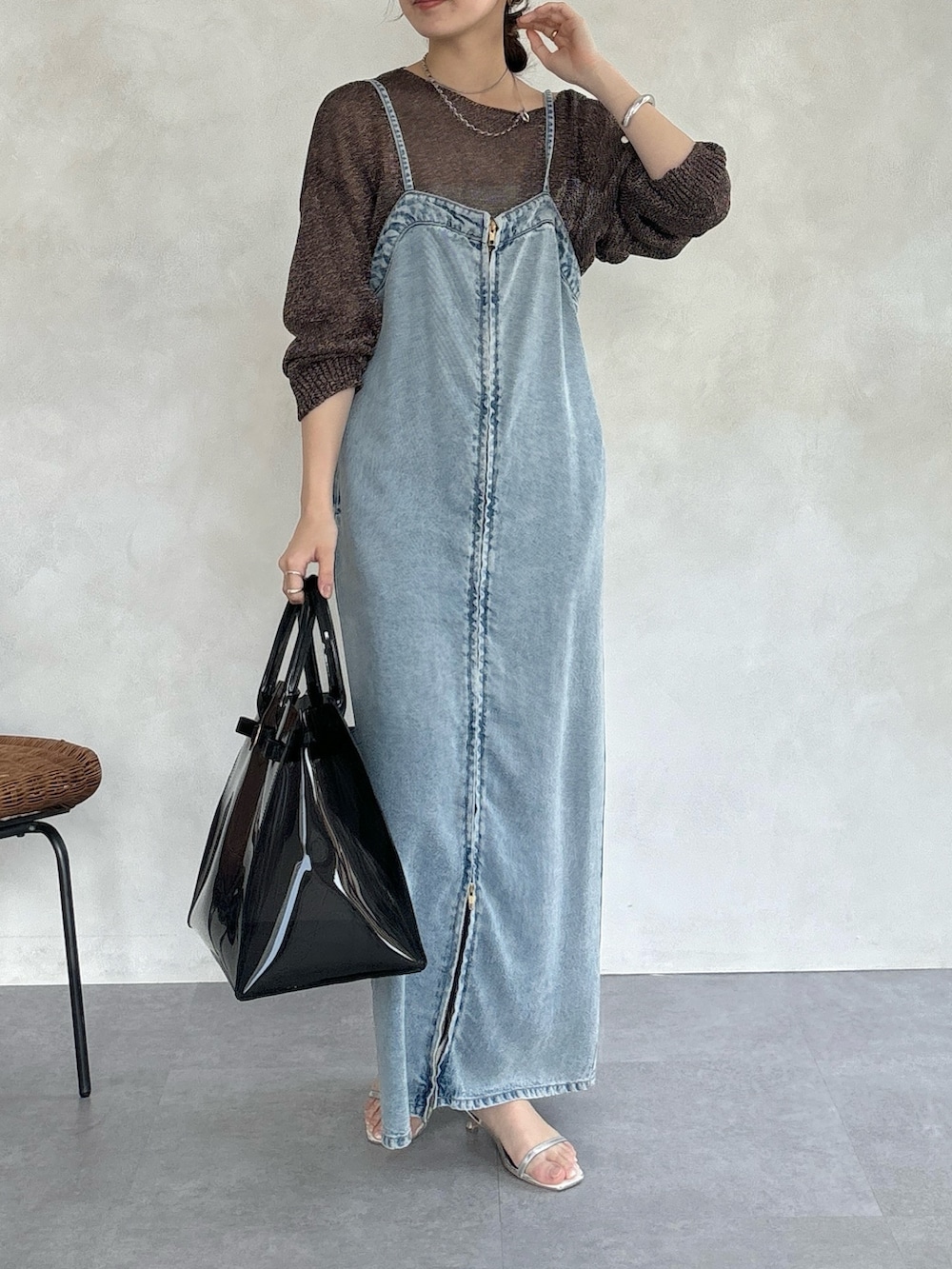 ブルー系のワンピース、ブラック系のショルダーバッグ、ブラウン系のニット/セーターを着用したレディースの春コーディネートの3枚目の写真