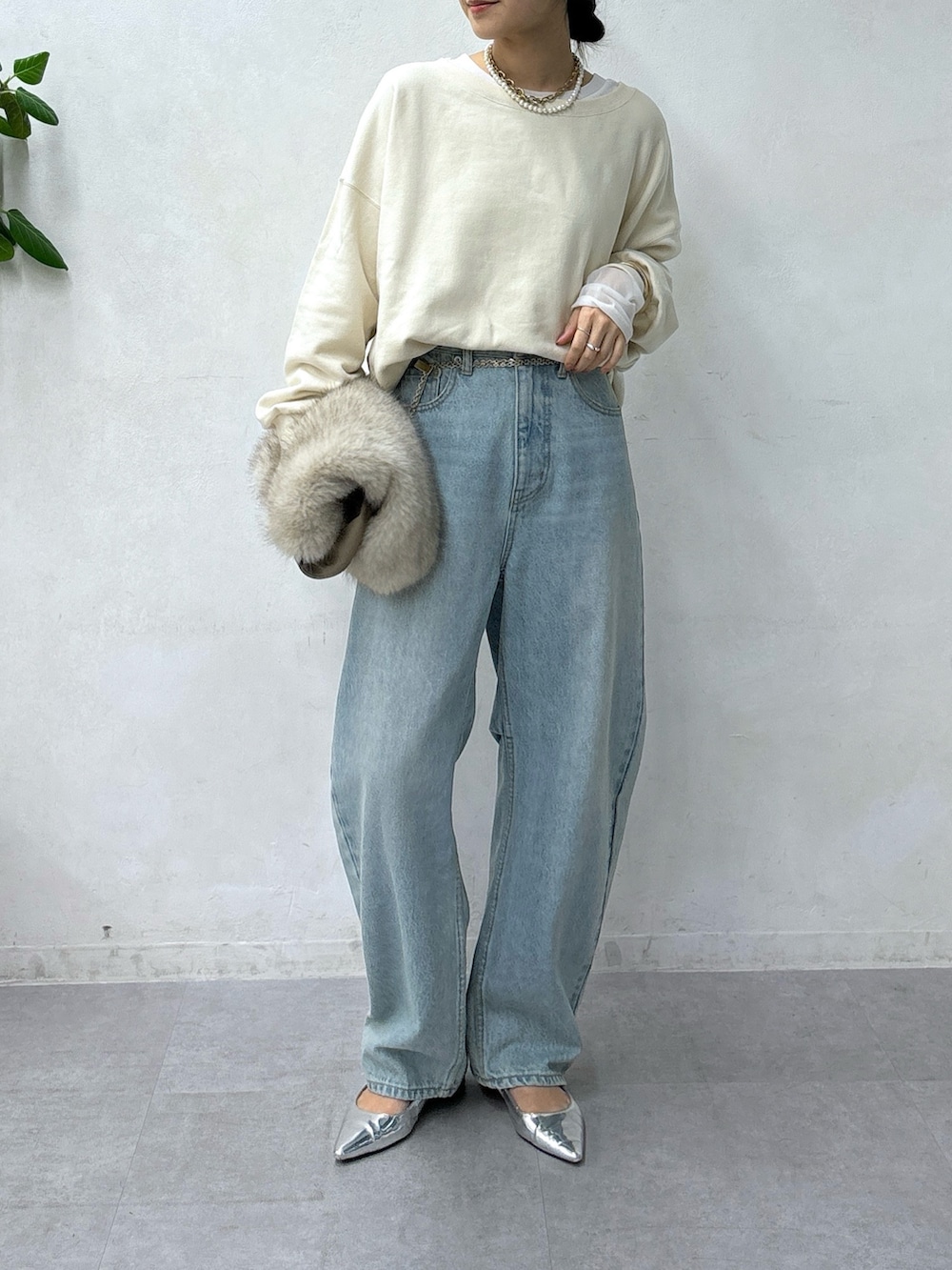 ホワイト系のショルダーバッグ、ブルー系のデニムパンツ、ホワイト系のTシャツ/カットソーを着用したレディースの秋コーディネートの3枚目の写真