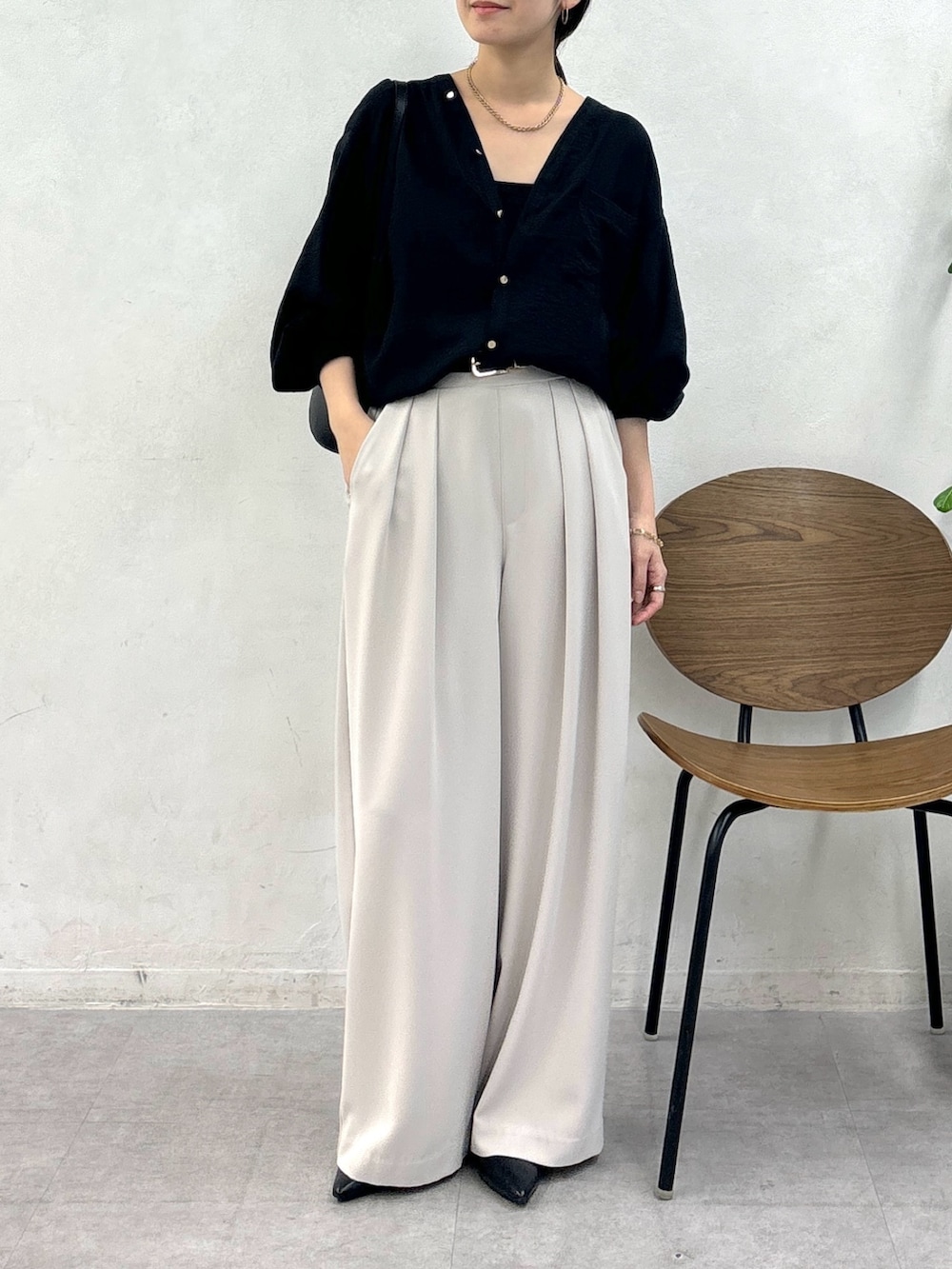 グレー系のスラックス、ブラック系のシャツ/ブラウス、ブラック系のベルトを着用したレディースの秋コーディネートの3枚目の写真