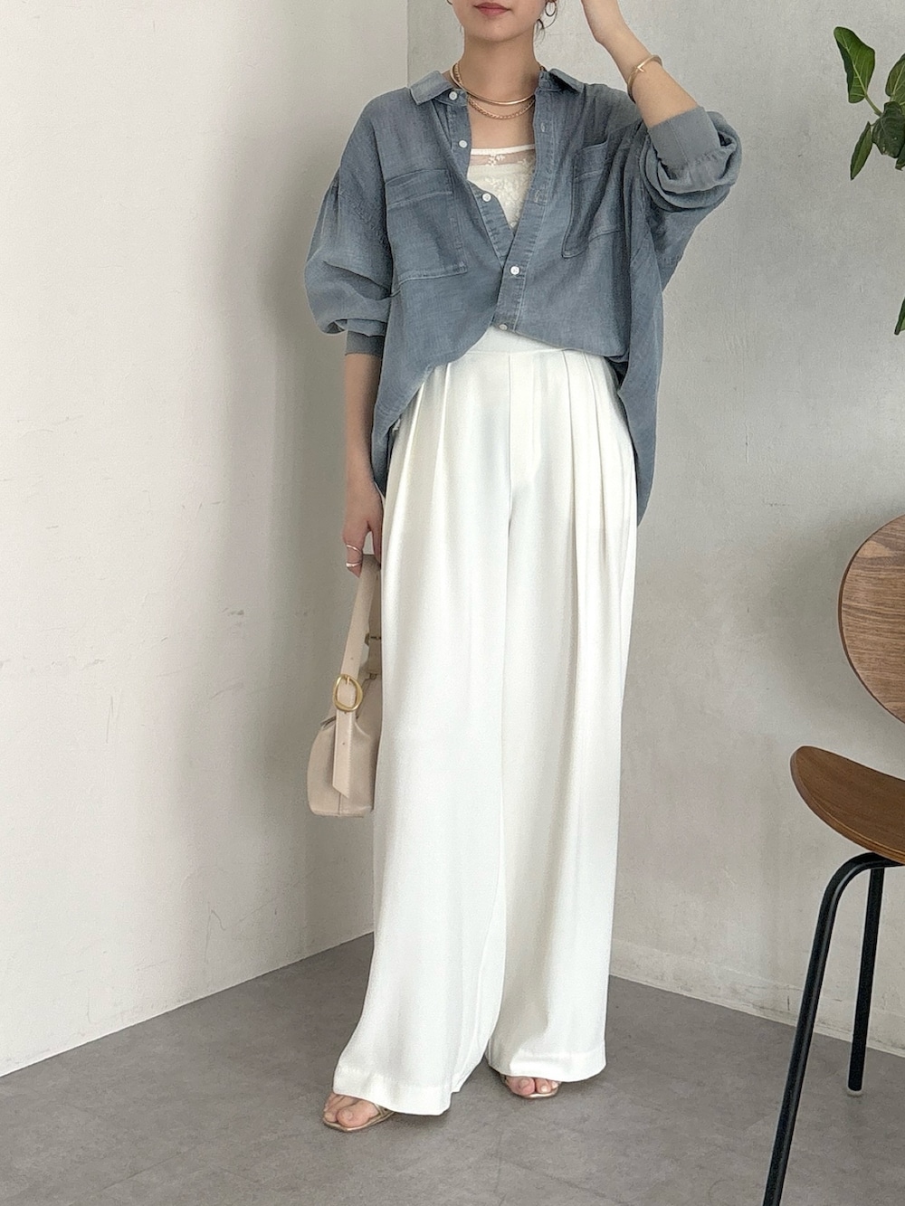 ブルー系のシャツ/ブラウス、ホワイト系のスラックス、ホワイト系のシャツ/ブラウスを着用したレディースの春コーディネートの3枚目の写真