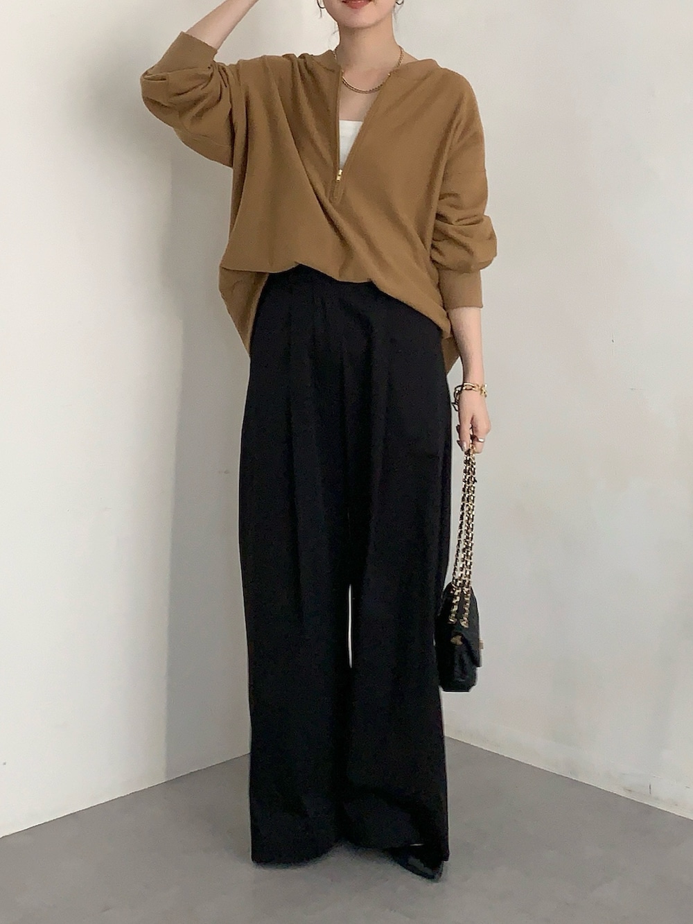 ブラック系のその他パンツ、ブラック系のショルダーバッグ、イエロー系のスウェットを着用したレディースの夏コーディネートの2枚目の写真