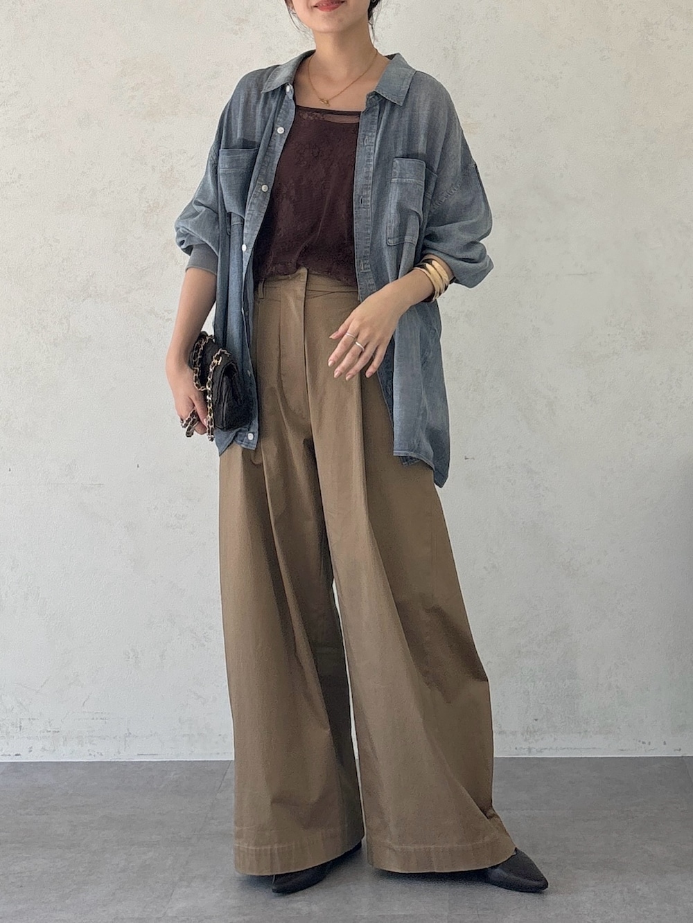 ブラウン系のタンクトップ、ブラウン系のショルダーバッグ、ベージュ系のその他パンツを着用したレディースの夏コーディネートの4枚目の写真