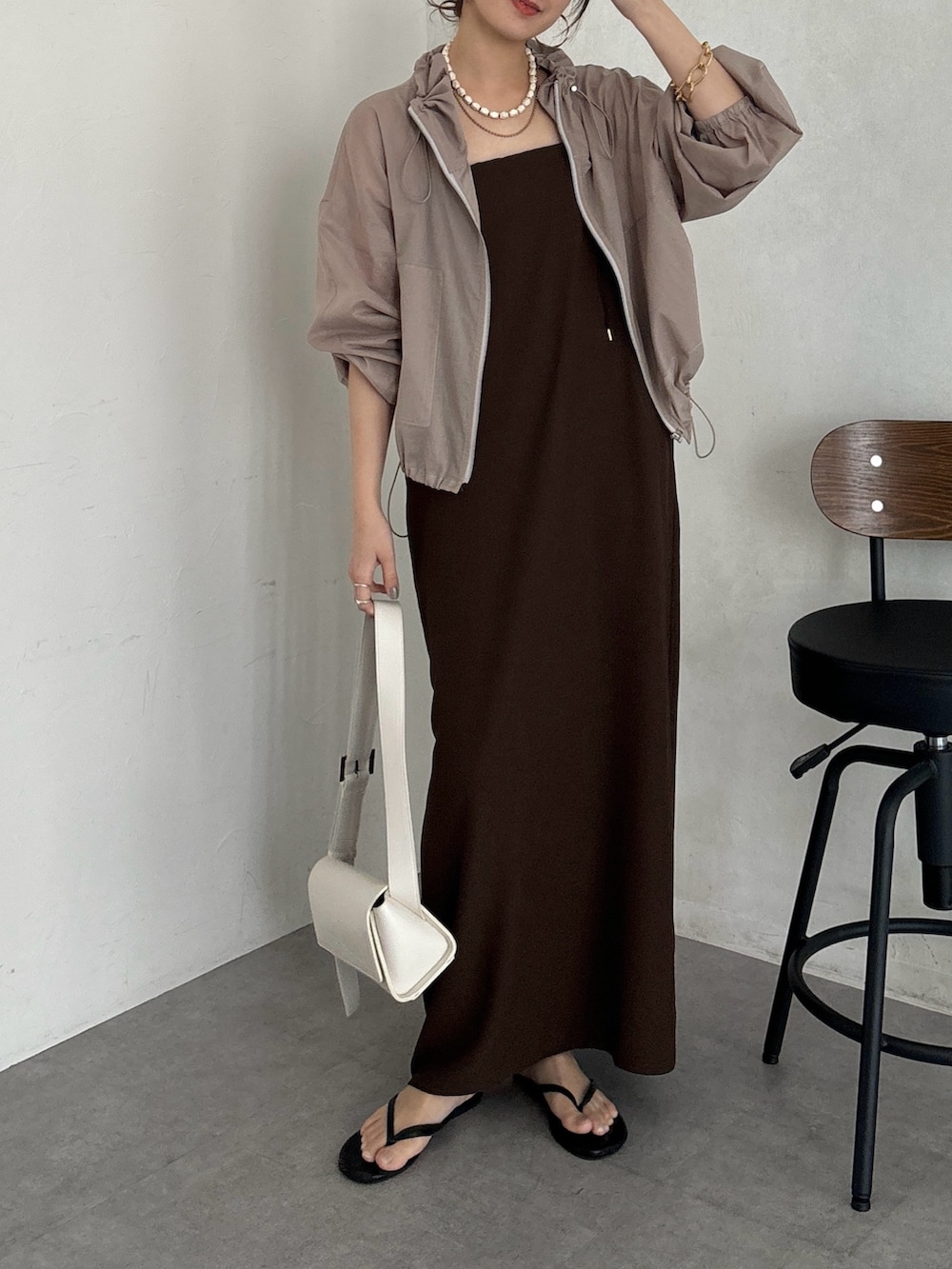 ブラウン系のワンピース、ベージュ系のその他アウター、ホワイト系のショルダーバッグを着用したレディースの夏コーディネートの2枚目の写真