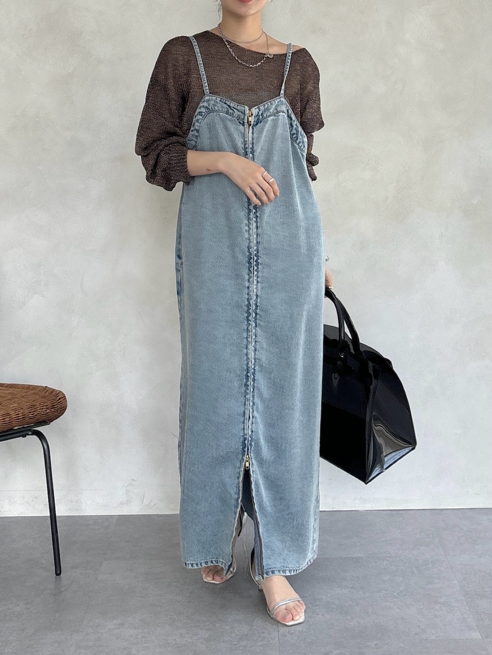 ブルー系のワンピース、ブラック系のショルダーバッグ、ブラウン系のニット/セーターを着用したレディースの春コーディネートの4枚目の写真