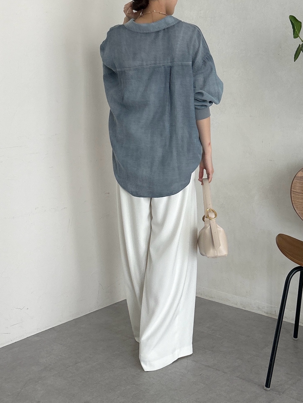 ブルー系のシャツ/ブラウス、ホワイト系のスラックス、ホワイト系のシャツ/ブラウスを着用したレディースの春コーディネートの6枚目の写真