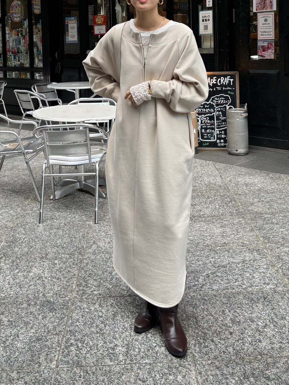 ブラウン系のその他アウター、ベージュ系のワンピース、ブラウン系のブーツを着用したレディースの冬コーディネートの5枚目の写真