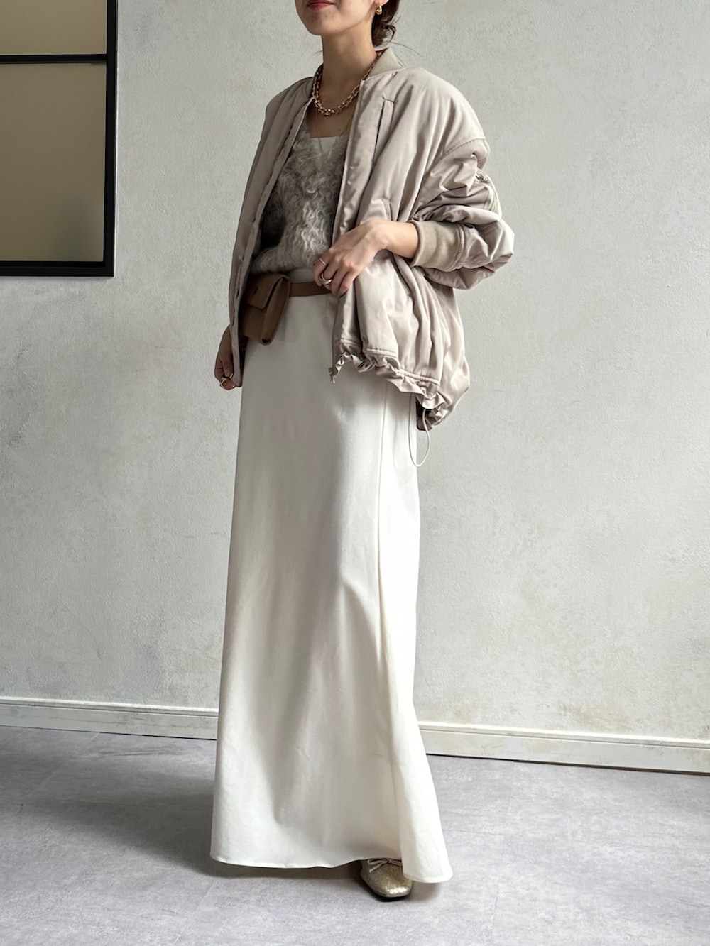 ホワイト系のスカート、ピンク系のバレエシューズ、ベージュ系のショルダーバッグを着用したレディースの秋コーディネートの2枚目の写真