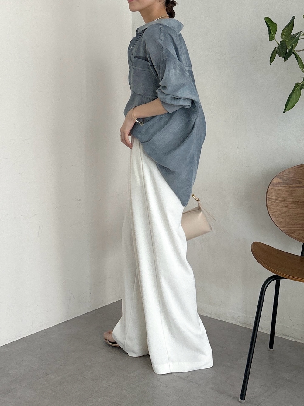 ブルー系のシャツ/ブラウス、ホワイト系のスラックス、ホワイト系のシャツ/ブラウスを着用したレディースの春コーディネートの5枚目の写真