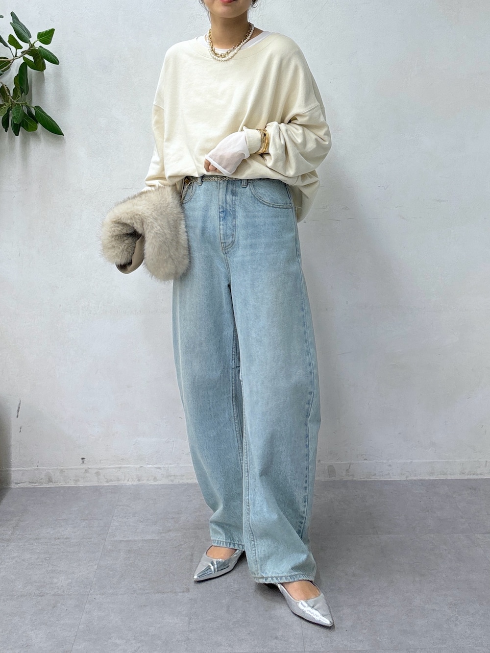 ホワイト系のショルダーバッグ、ブルー系のデニムパンツ、ホワイト系のTシャツ/カットソーを着用したレディースの秋コーディネートの2枚目の写真