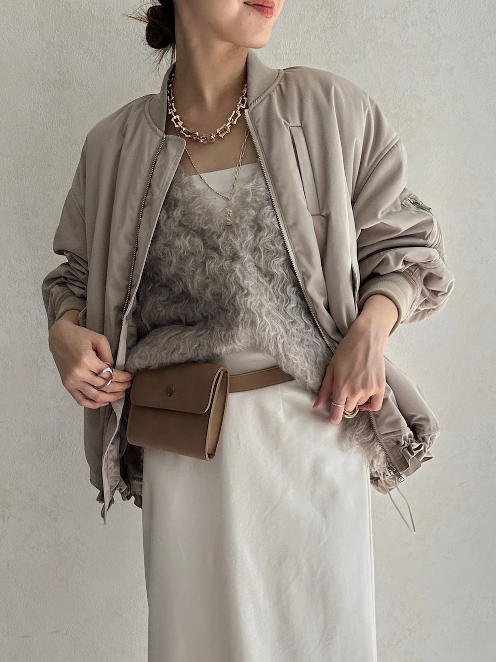 ホワイト系のスカート、ピンク系のバレエシューズ、ベージュ系のショルダーバッグを着用したレディースの秋コーディネートの8枚目の写真