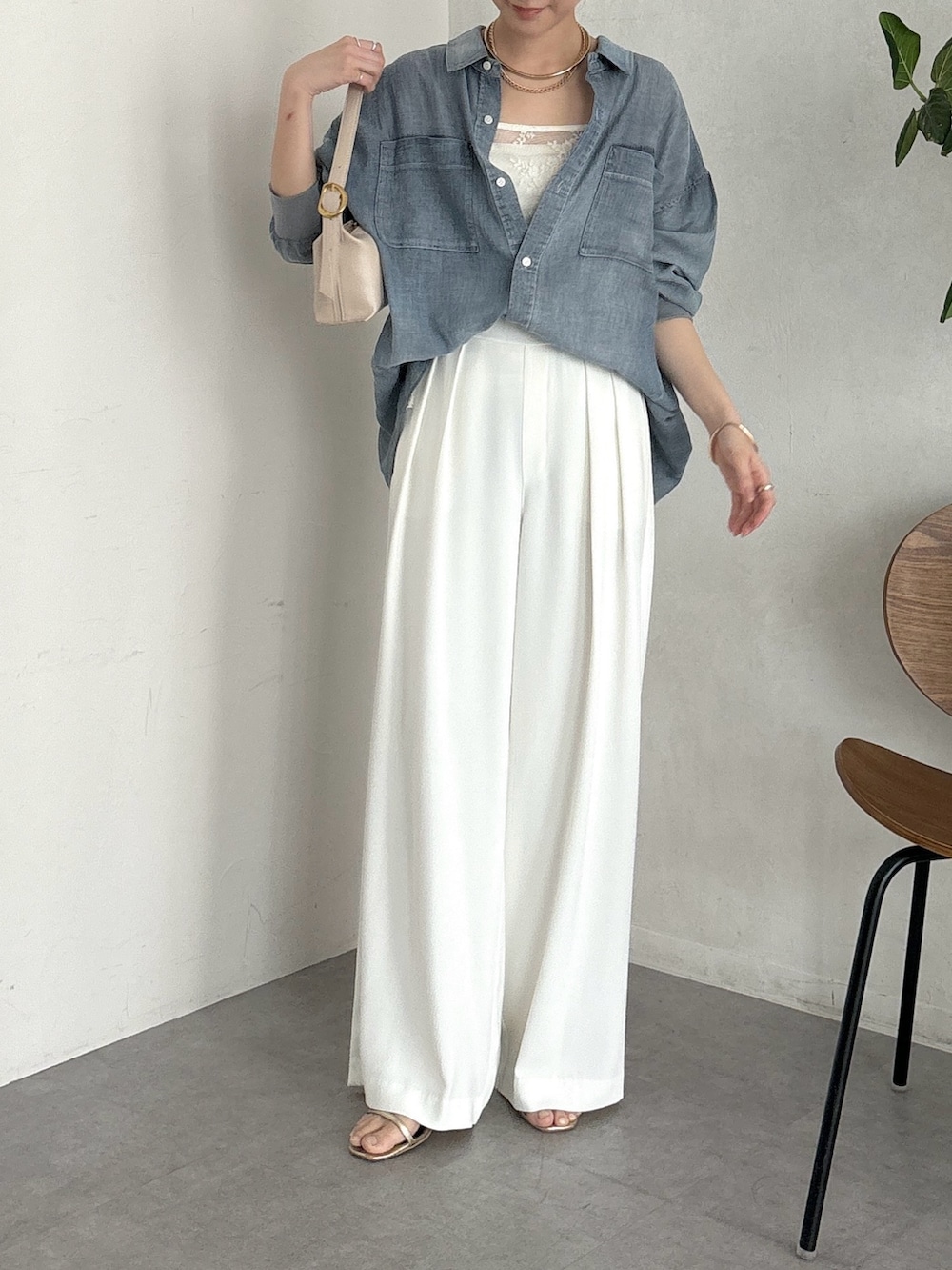 ブルー系のシャツ/ブラウス、ホワイト系のスラックス、ホワイト系のシャツ/ブラウスを着用したレディースの春コーディネートの2枚目の写真