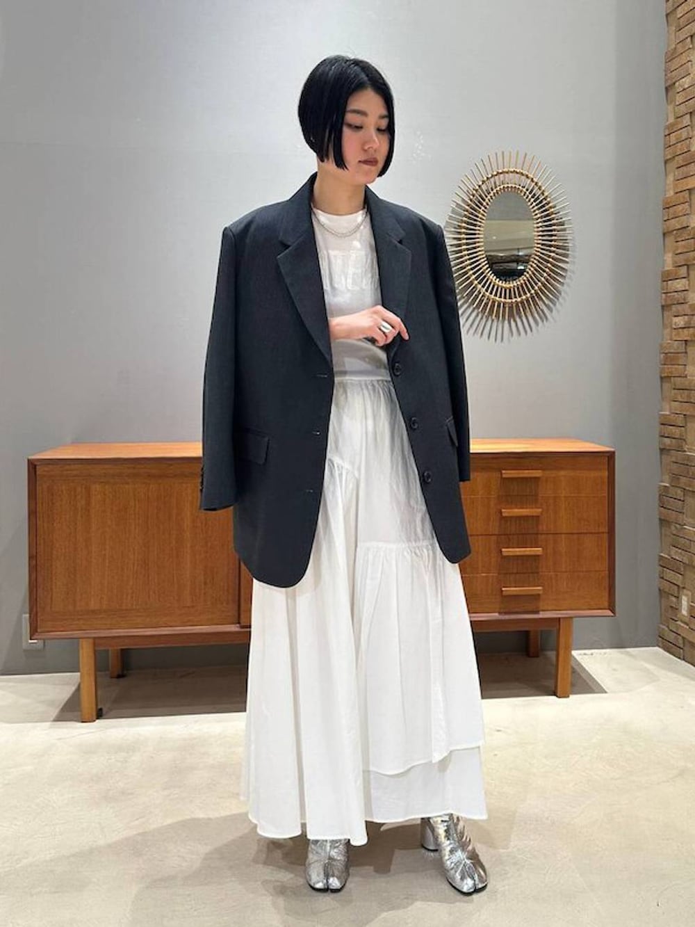 ホワイト系のスカート、ホワイト系のTシャツ/カットソー、グレー系のテーラードジャケットを着用したレディースの夏コーディネートの2枚目の写真