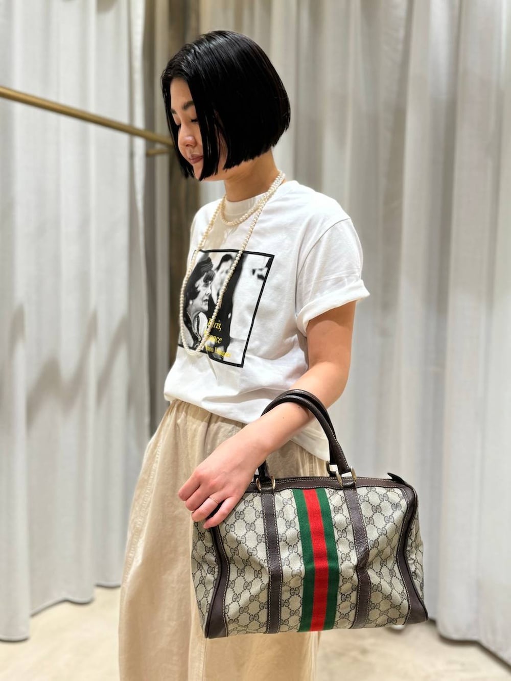 ホワイト系のTシャツ/カットソー、ホワイト系のその他パンツを着用したレディースの夏コーディネートの3枚目の写真