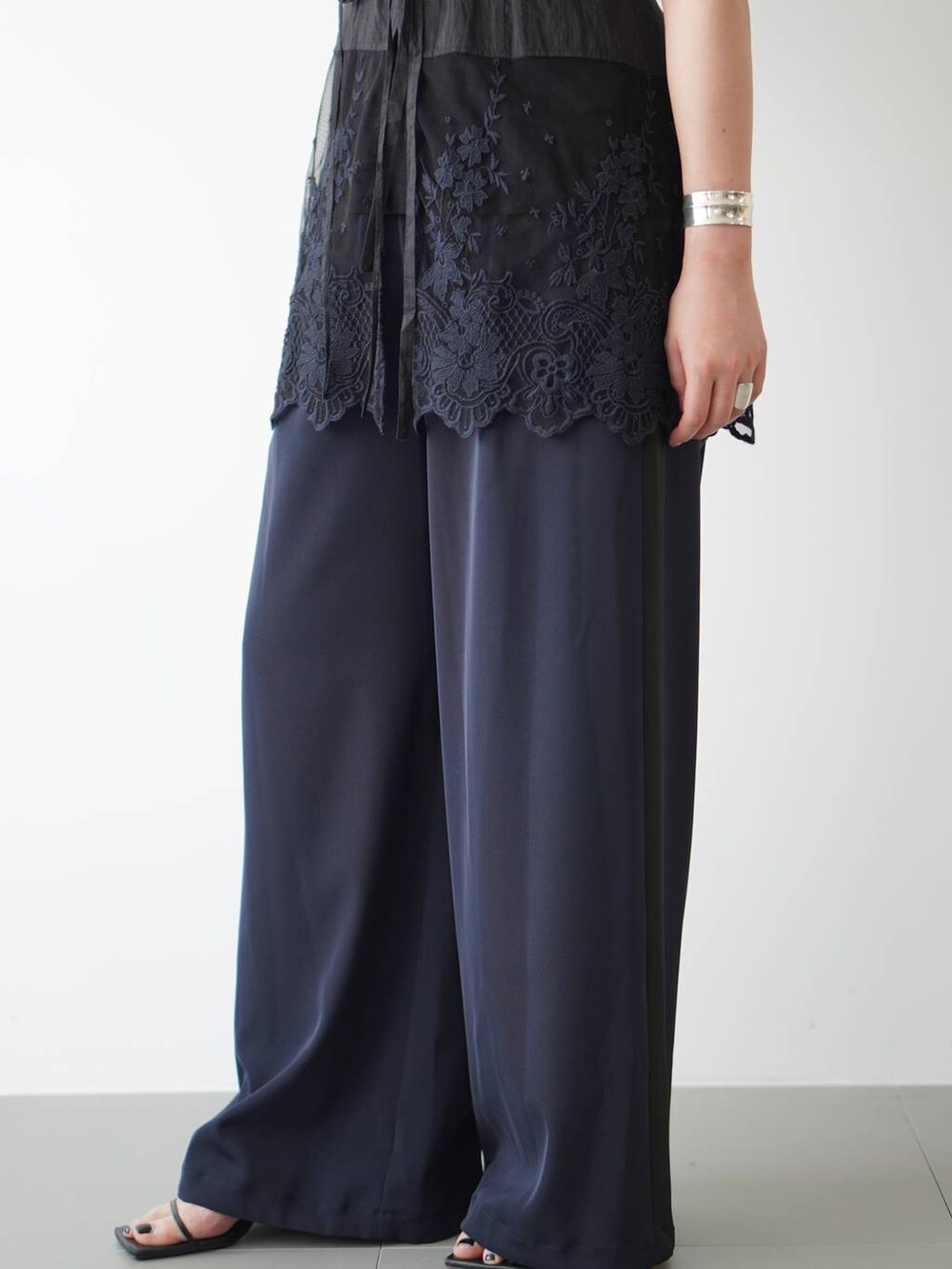 ブルー系のその他パンツ、ブラック系のTシャツ/カットソー、ブラック系のシャツ/ブラウスを着用したレディースの夏コーディネートの6枚目の写真