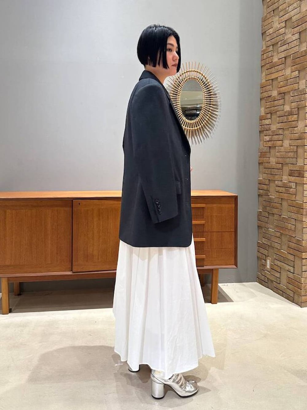 ホワイト系のスカート、ホワイト系のTシャツ/カットソー、グレー系のテーラードジャケットを着用したレディースの夏コーディネートの3枚目の写真