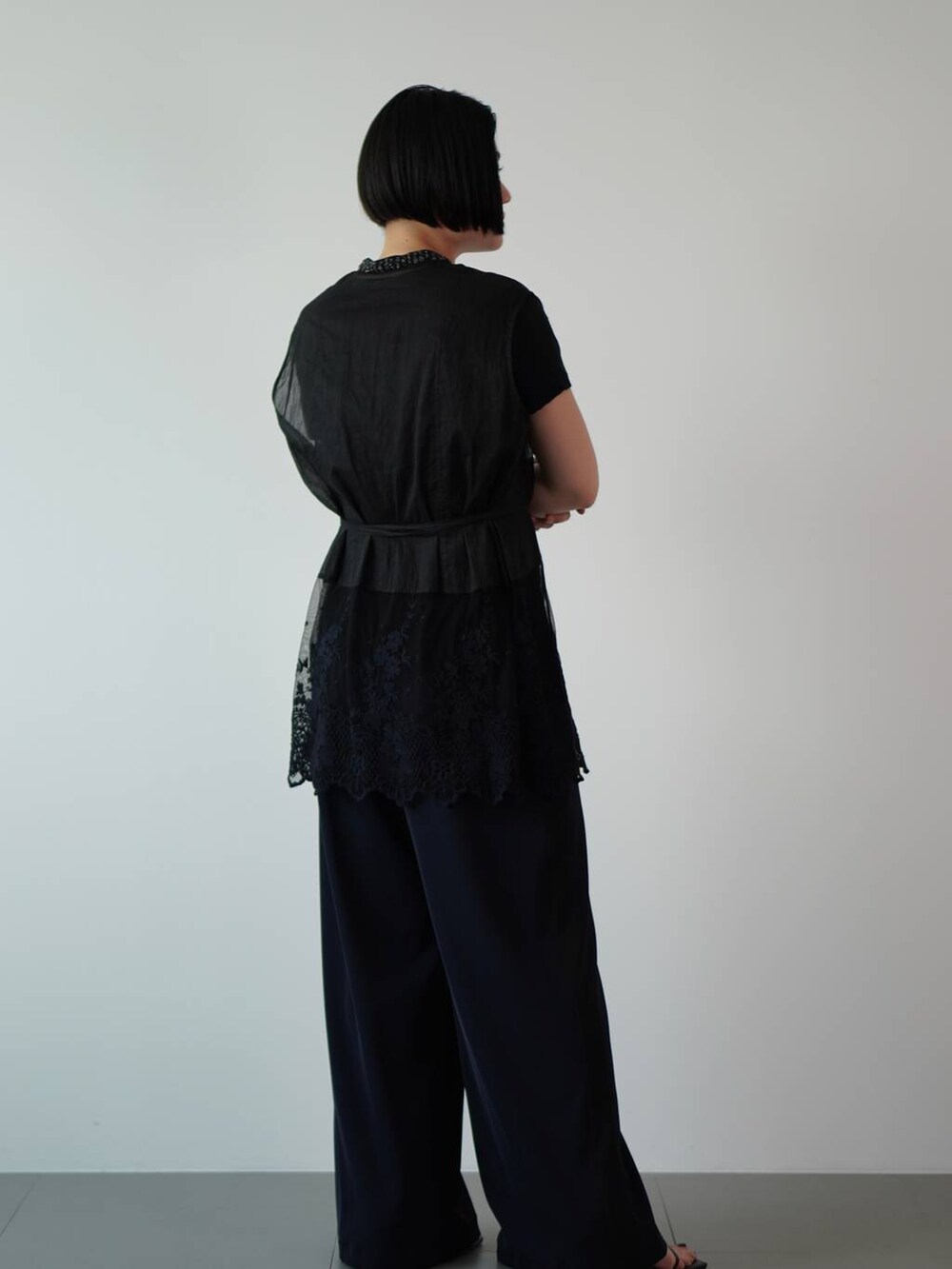 ブルー系のその他パンツ、ブラック系のTシャツ/カットソー、ブラック系のシャツ/ブラウスを着用したレディースの夏コーディネートの3枚目の写真