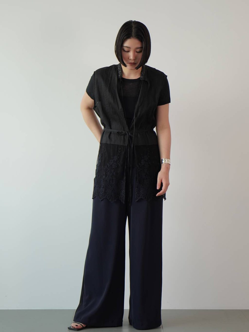 ブルー系のその他パンツ、ブラック系のTシャツ/カットソー、ブラック系のシャツ/ブラウスを着用したレディースの夏コーディネートの2枚目の写真