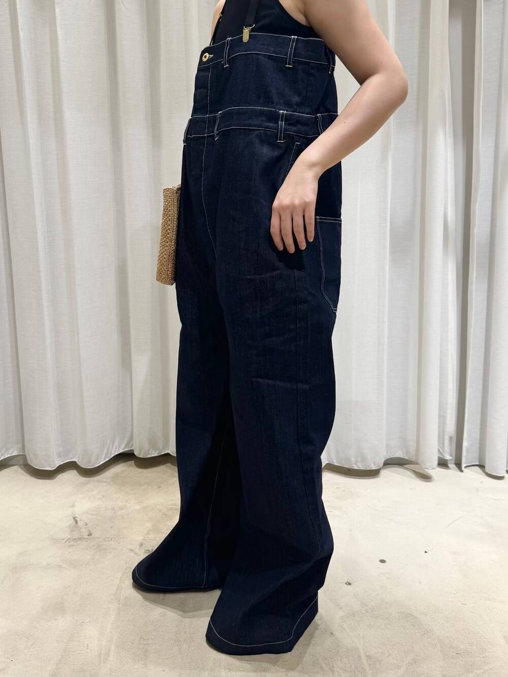 ブルー系のその他パンツ、ゴールド系のバングル/リストバンド、ゴールド系のネックレスを着用したレディースの春コーディネートの2枚目の写真