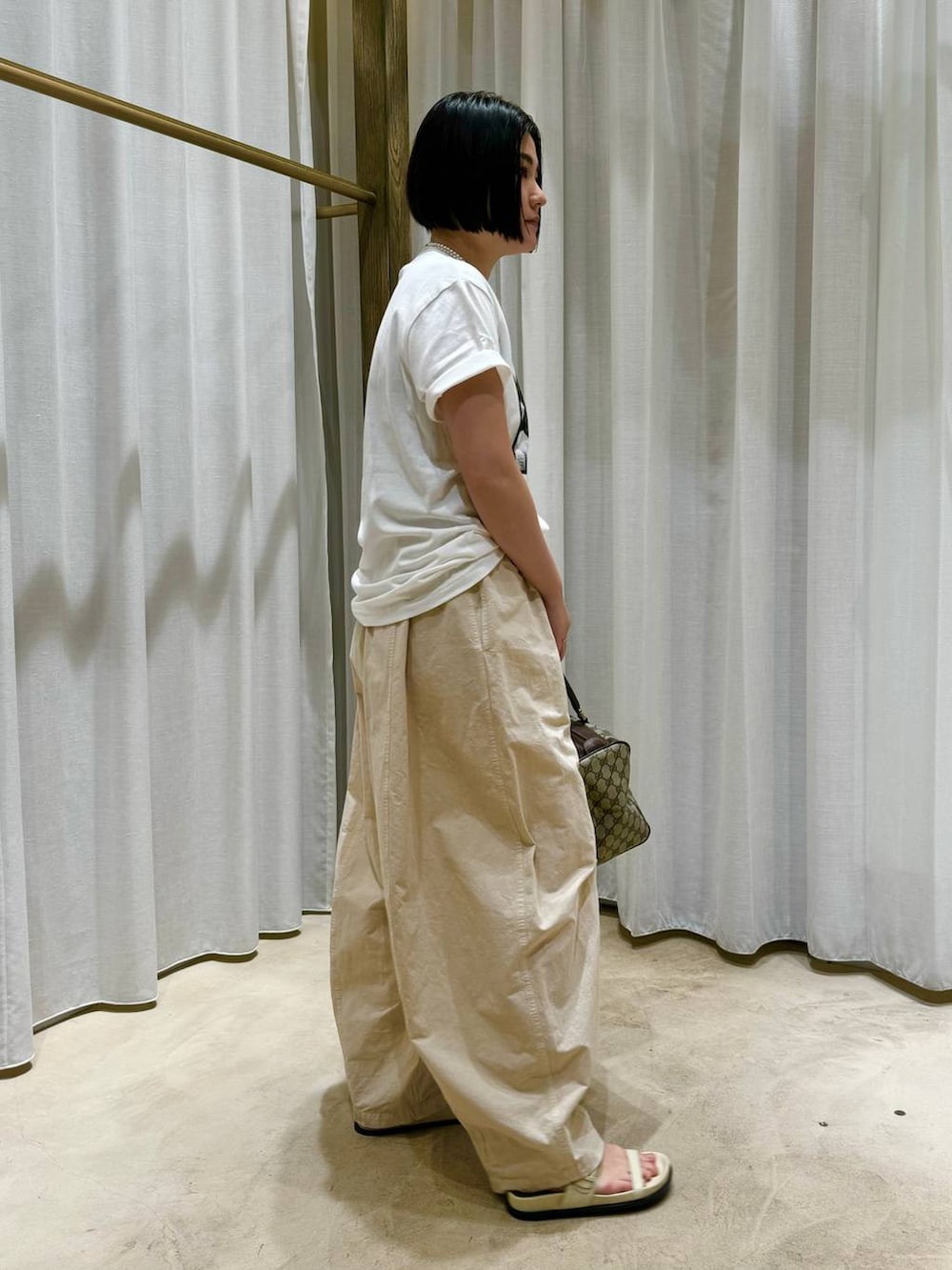 ホワイト系のTシャツ/カットソー、ホワイト系のその他パンツを着用したレディースの夏コーディネートの2枚目の写真