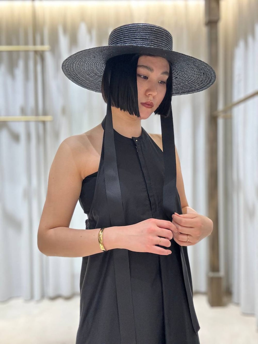 ブラック系のサンダル、ブラック系のワンピースを着用したレディースの春コーディネートの5枚目の写真