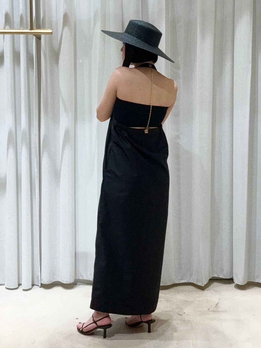 ブラック系のサンダル、ブラック系のワンピースを着用したレディースの春コーディネートの4枚目の写真