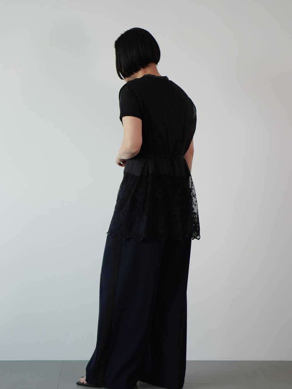 ブルー系のその他パンツ、ブラック系のTシャツ/カットソー、ブラック系のシャツ/ブラウスを着用したレディースの夏コーディネートの4枚目の写真