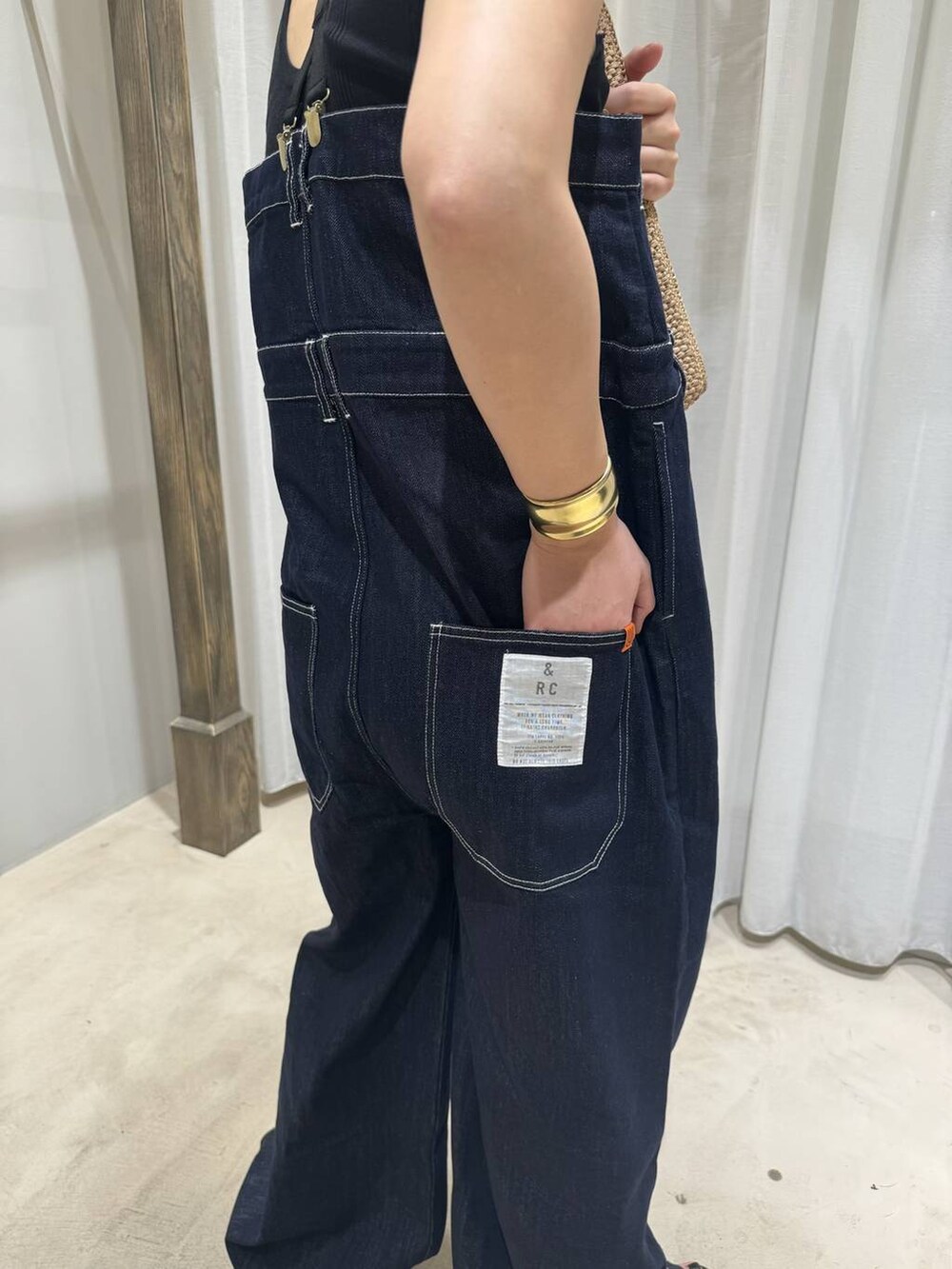 ブルー系のその他パンツ、ゴールド系のバングル/リストバンド、ゴールド系のネックレスを着用したレディースの春コーディネートの3枚目の写真