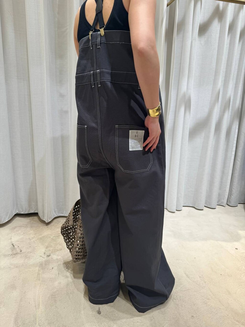 グレー系のその他パンツ、ゴールド系のバングル/リストバンド、ゴールド系のネックレスを着用したレディースの春コーディネートの3枚目の写真