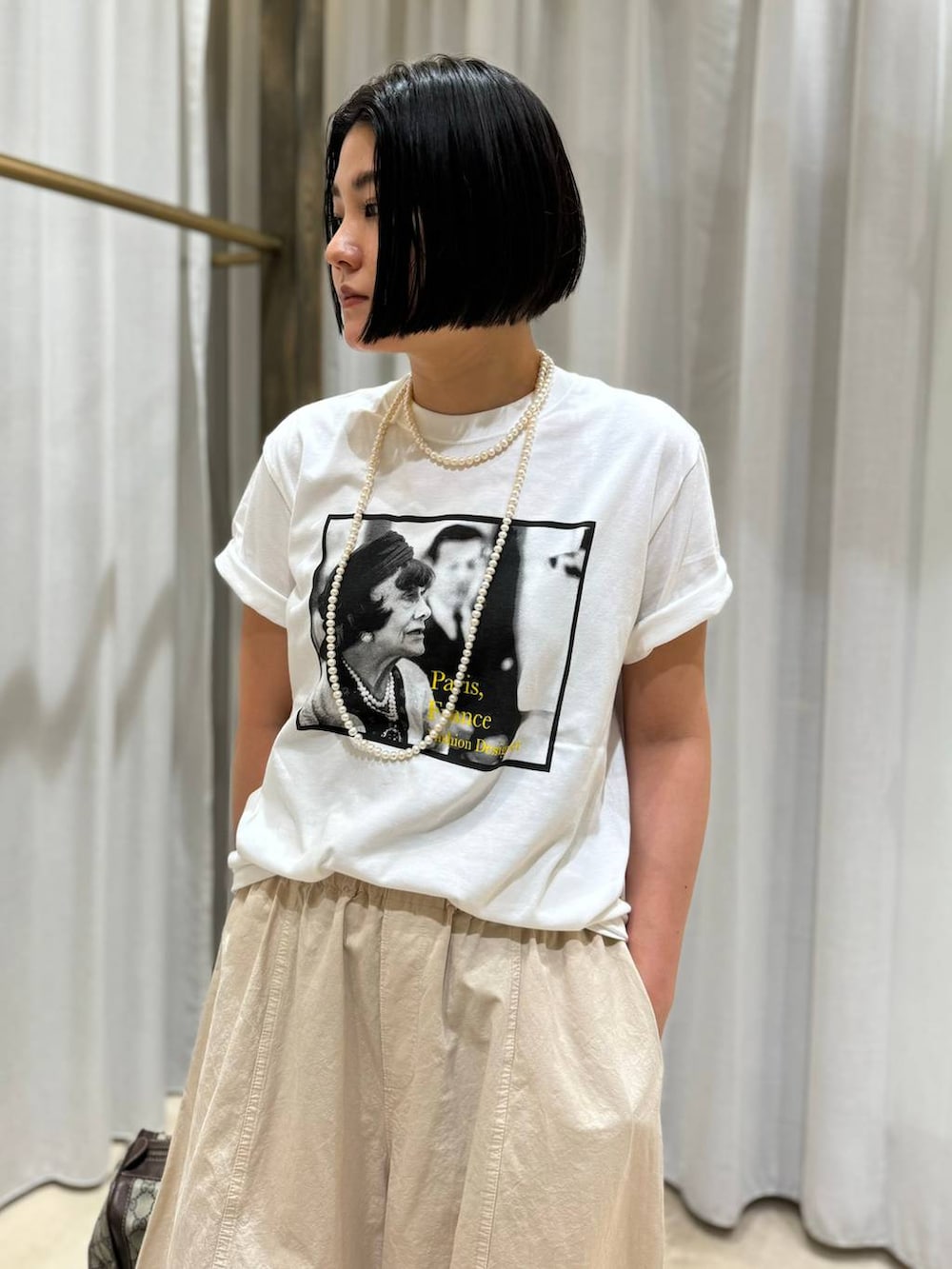 ホワイト系のTシャツ/カットソー、ホワイト系のその他パンツを着用したレディースの夏コーディネートの4枚目の写真